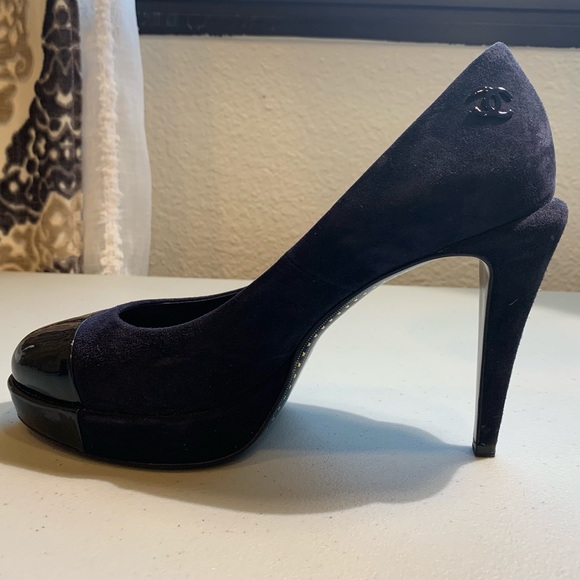 CHANEL Suede & Patent Leather Cap Toe (used) - Picture 2 of 8